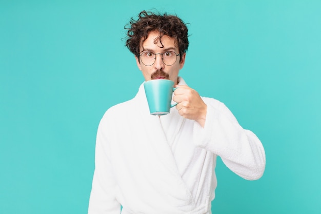 Jovem louco tomando um café