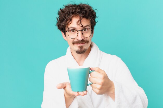 Jovem louco tomando um café