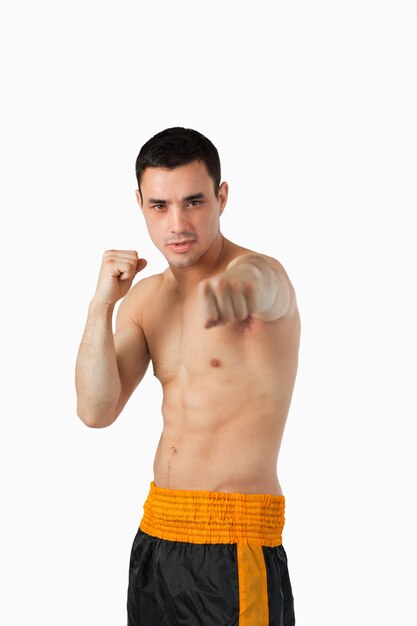 Foto jovem lutador de artes marciais com punhos nus