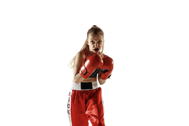 Jovem lutadora de kickboxing feminino treinando isolado no fundo branco