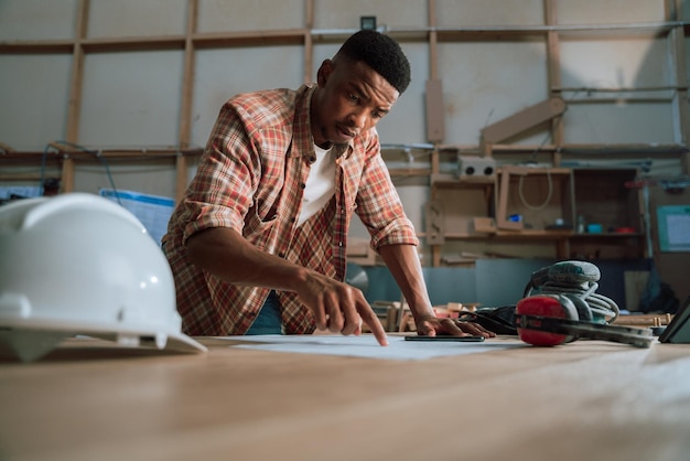 Jovem macho africano trabalhando em um novo projeto de trabalho