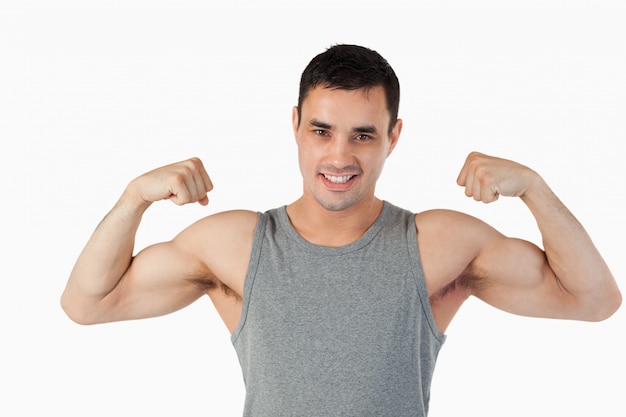 Jovem macho mostrando seus músculos