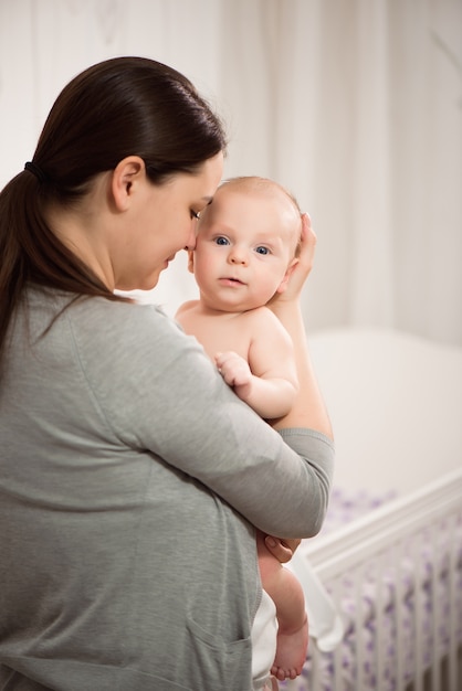 Jovem mãe amamentando seu filho recém-nascido