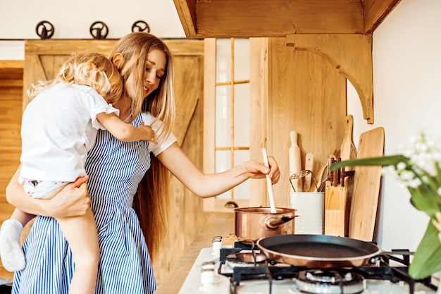 Foto jovem mãe brincando com criança em casa