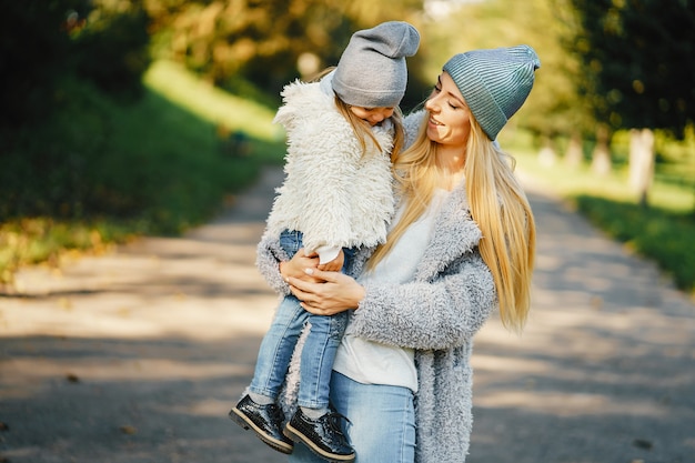 Jovem mãe com criança