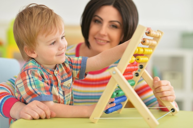 Jovem mãe com filho bonitinho aprendendo