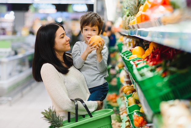 Foto jovem mãe com seu filho no supermercado