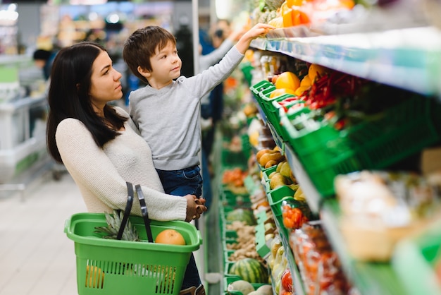 Jovem mãe com seu filho no supermercado