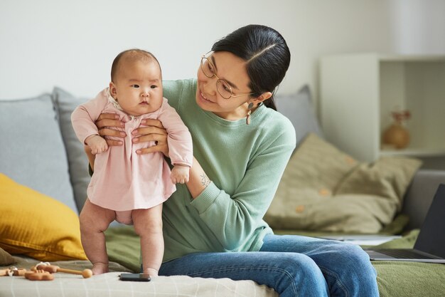 Jovem mãe com sua filha