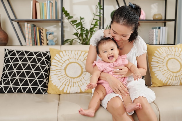 Jovem mãe com sua filha