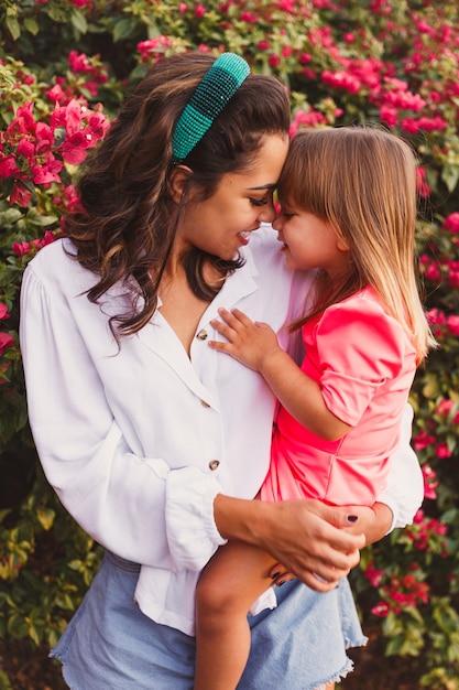 Jovem mãe com sua filha