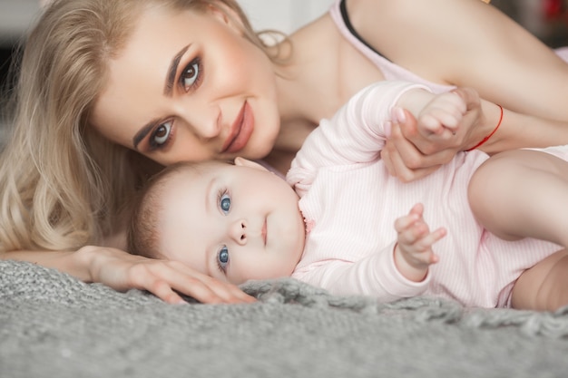 Jovem mãe com um bebezinho