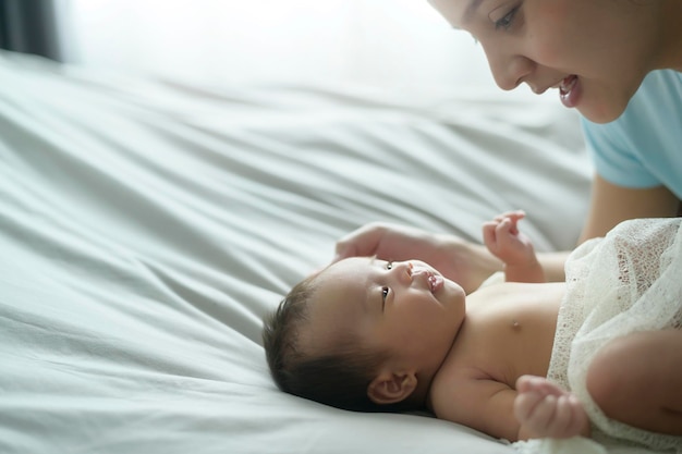 Jovem mãe com um lindo bebê recém-nascido