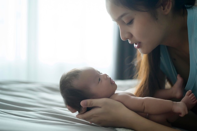 Jovem mãe com um lindo bebê recém-nascido