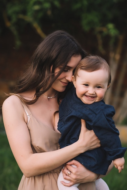 Jovem mãe e criança sorridente