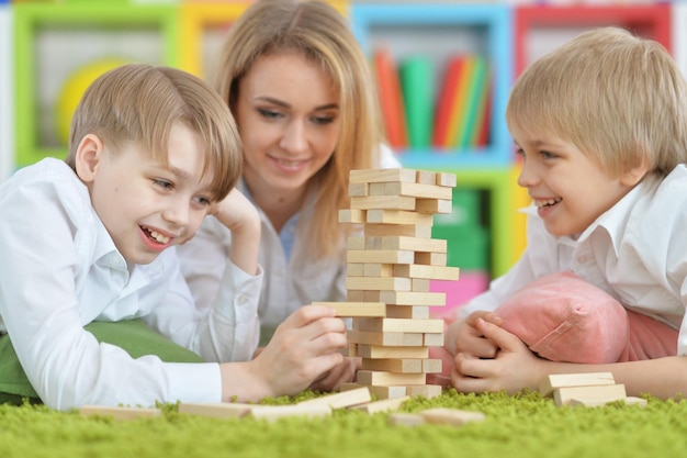 Jovem mãe e dois filhos brincando