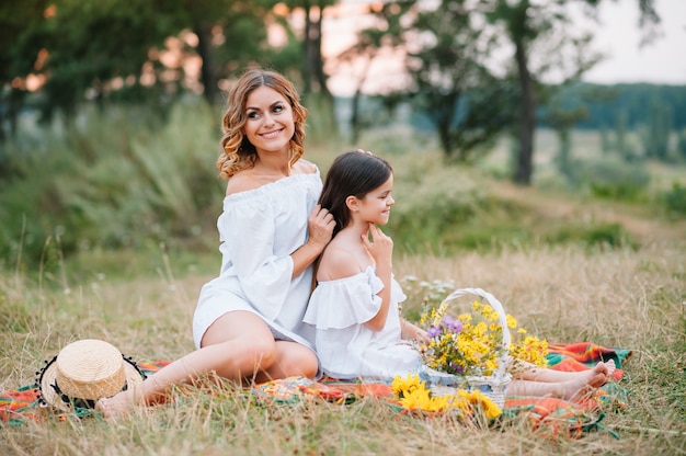 Jovem mãe e filha se divertem, dia das mães