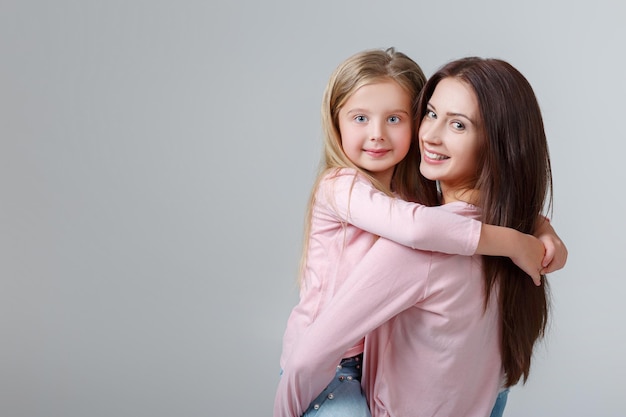 Jovem mãe e filha se divertindo juntas