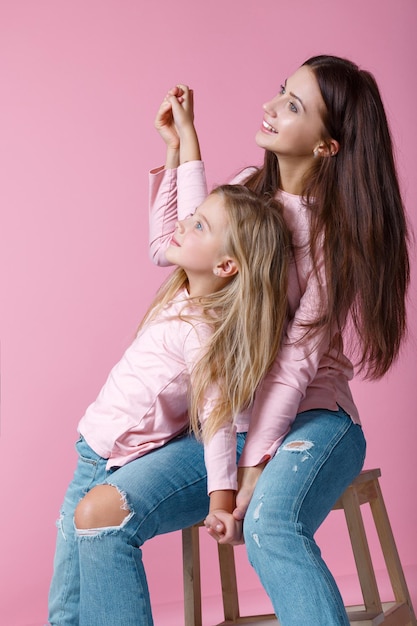 Jovem mãe e filha sonham juntas com um futuro feliz e olham para a frente