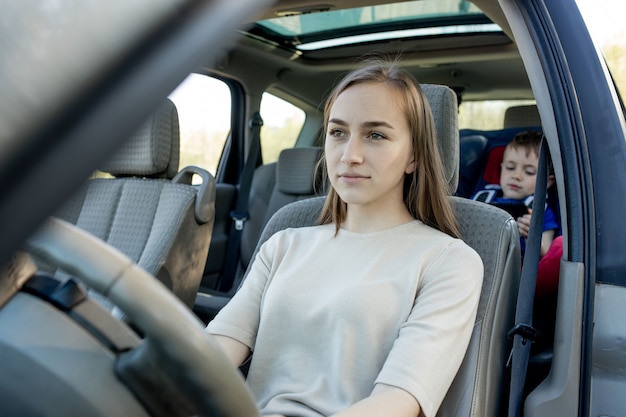 Jovem mãe e filho no carro