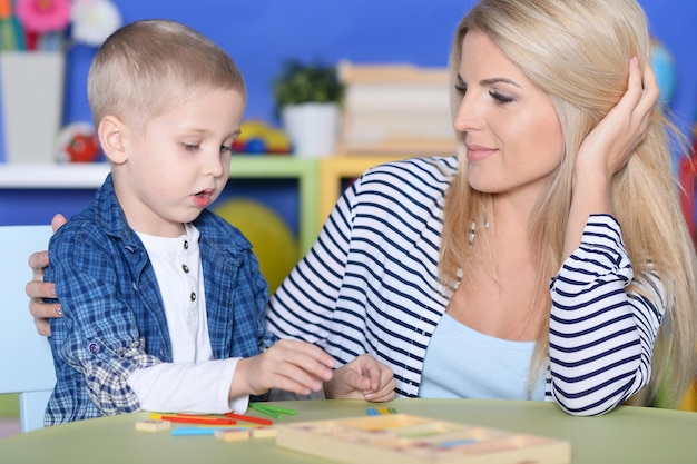 Jovem mãe e filho pequeno brincando