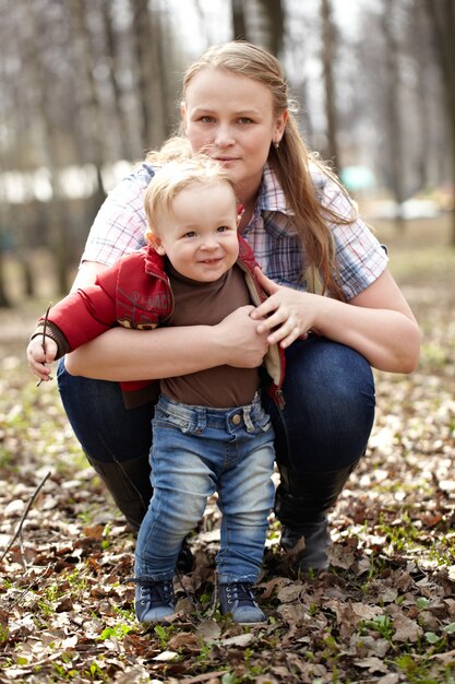 Jovem mãe e filho