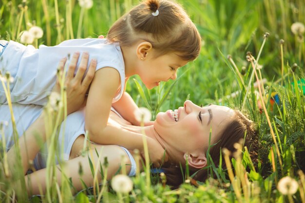 Jovem mãe e seu filho pequeno no parque