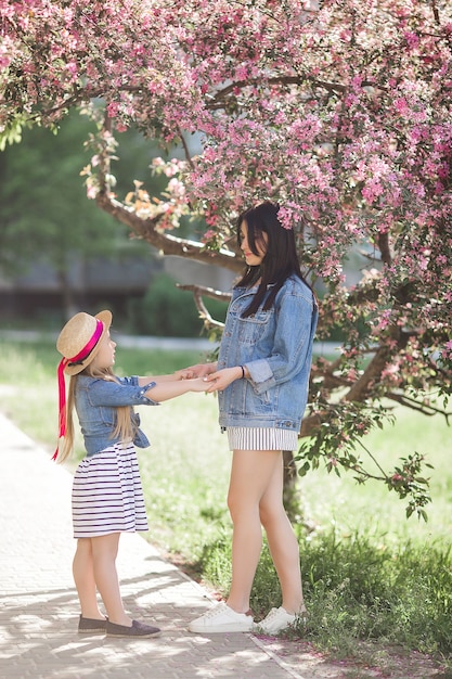 Jovem mãe e sua filha se divertindo ao ar livre