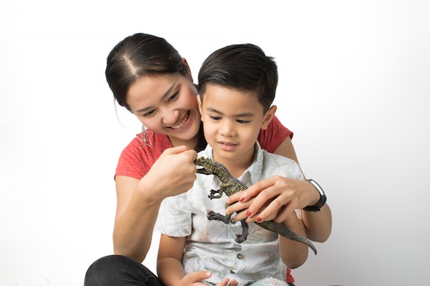 Jovem mãe e um jovem rapaz