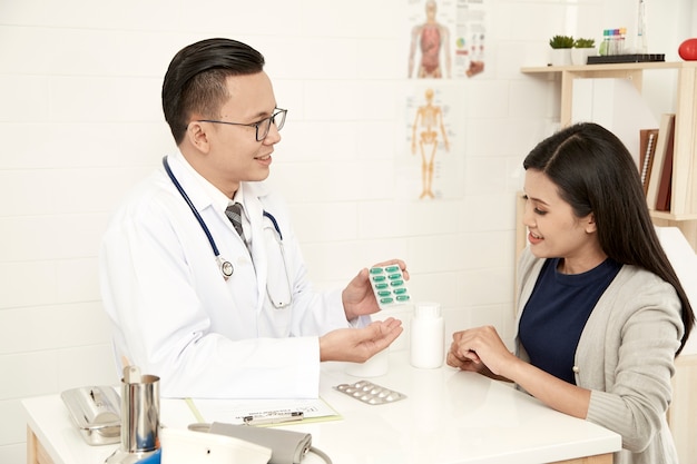 Jovem mãe está falando com um médico