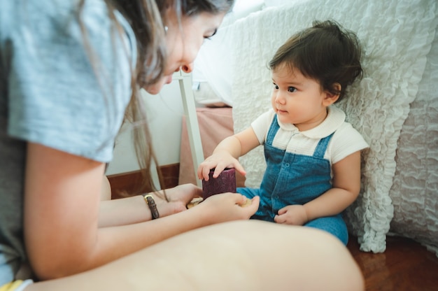 Jovem mãe está feliz em criar novos filhos pequenos em casa, família mulher com bebê recém-nascido que filho ou filha, ama e se preocupa com as pessoas da maternidade, segurando uma pequena menina bonita