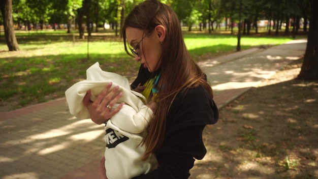 Foto jovem mãe estilosa com um bebê nos braços