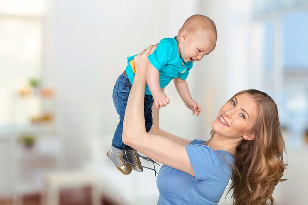 Jovem mãe feliz e seu filho