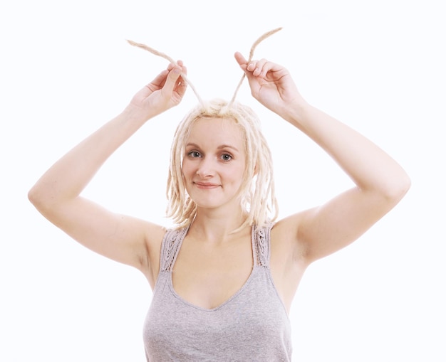 Jovem maluca com dreadlocks loiros brincando