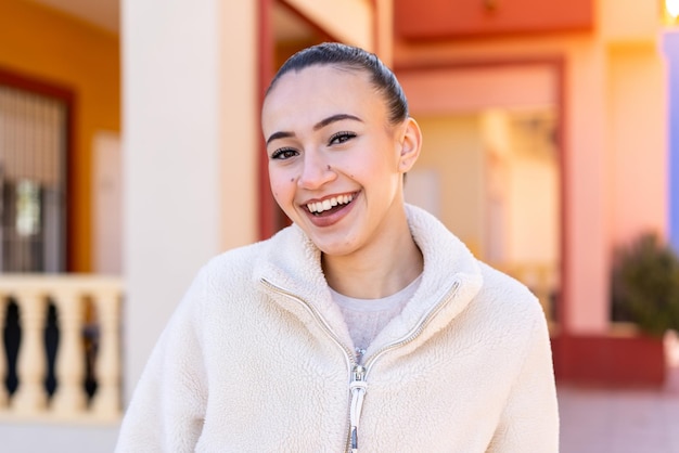 Jovem marroquina ao ar livre com expressão feliz