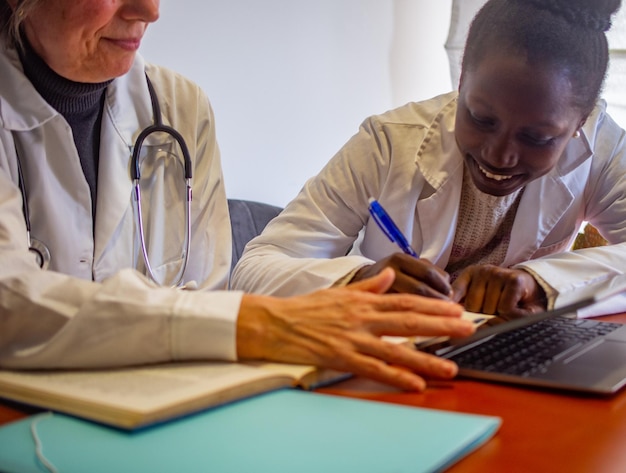 Jovem médica africana a encontrar-se com uma médica experiente.