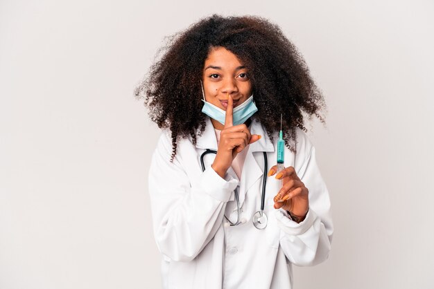 Jovem médica afro-americana segurando uma seringa