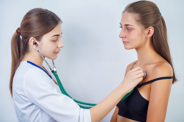 Jovem médica com um paciente