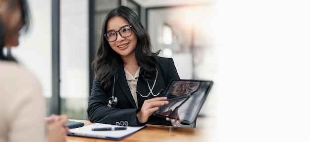 Jovem médica e paciente no hospital Consulta médica