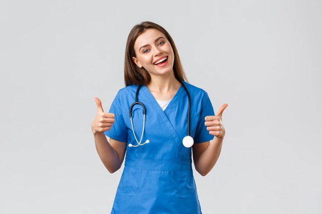 Jovem médica em uniforme azul