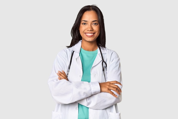 Jovem médica filipina posando com confiança no estúdio