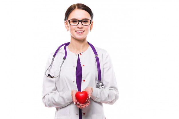 Jovem médica linda segurando o coração nas mãos em branco