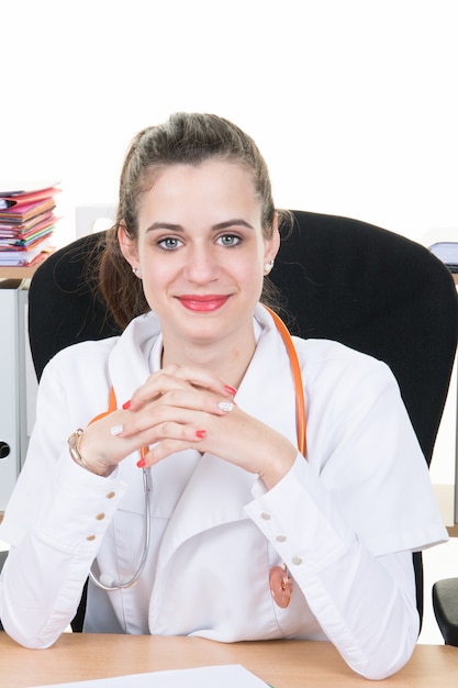 Jovem médica no escritório