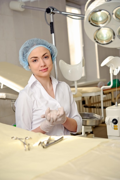 Jovem médica no hospital.