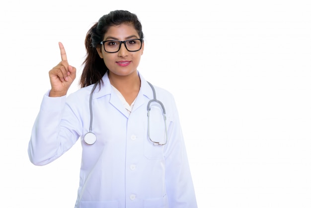 Jovem médica persa feliz sorrindo