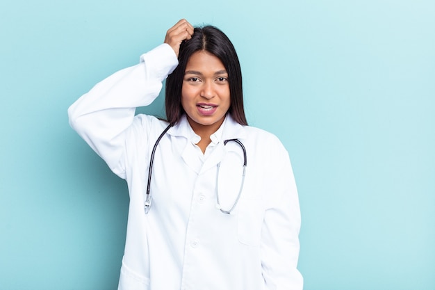 Jovem médica venezuelana isolada em um fundo azul em choque, ela se lembrou de um importante encontro.