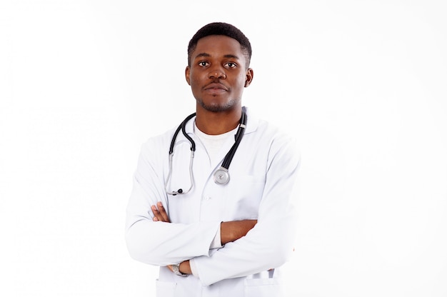 Jovem médico Africano em um branco isolado com um estetoscópio