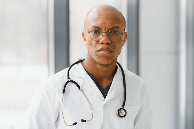 Jovem médico africano no hospital