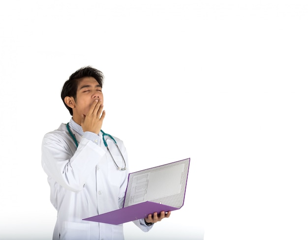 jovem médico asiático detém um notebook.