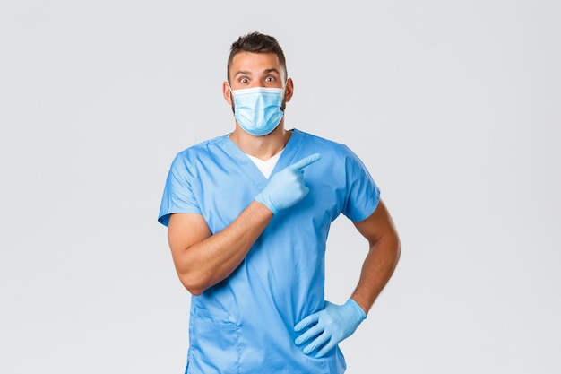 Jovem médico bonitão de uniforme azul